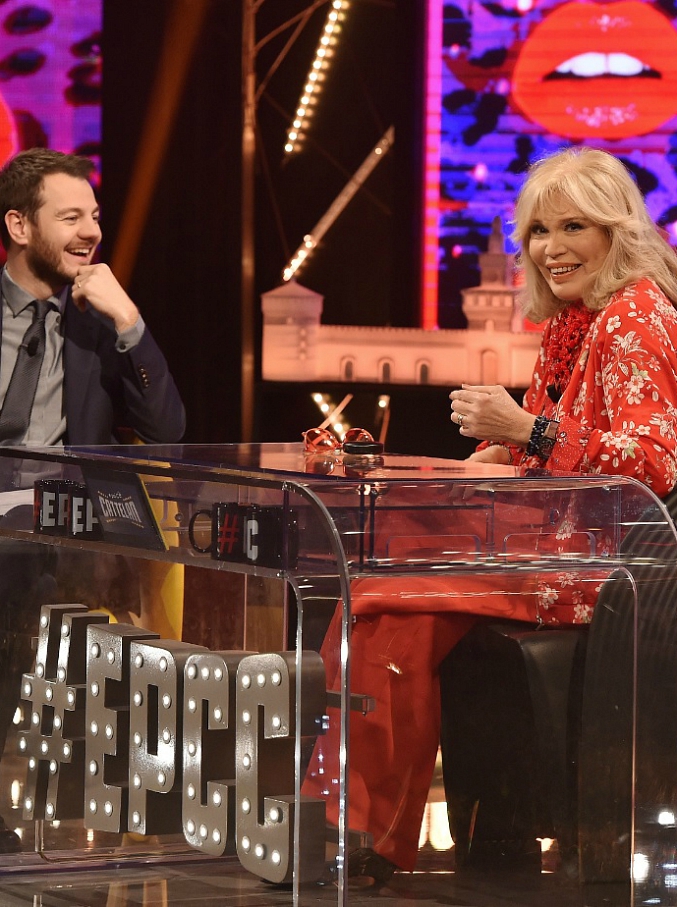 Copertina di Cattelan, Amanda Lear e EPCC. Dai Beatles a Berlusconi: “Allora non era in politica, notavi già…”. “No, non ero il suo tipo”