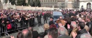 Copertina di Funerali di Frizzi, il feretro arriva in piazza del Popolo: il lungo applauso della folla