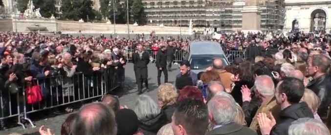 Copertina di Funerali di Frizzi, il feretro arriva in piazza del Popolo: il lungo applauso della folla
