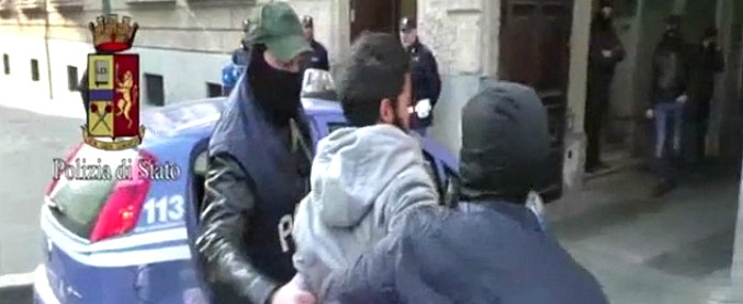 Blitz antiterrorismo, il video dellarresto dellitalo marocchino ... Polizia di stato torino