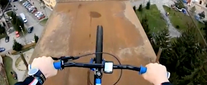 Copertina di In equilibrio sopra la follia. Il biker estremo rischia grosso in un’impresa che non ammette errori