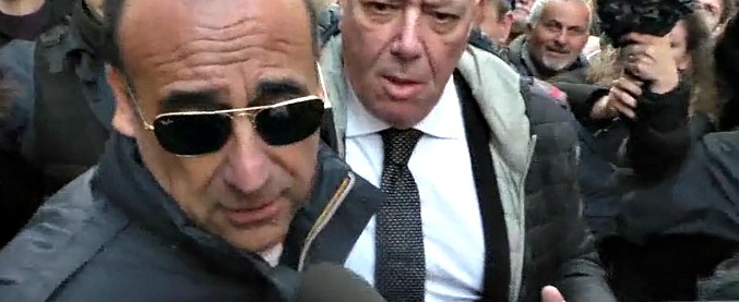 Copertina di Funerali Frizzi, Carlo Conti commosso all’uscita dalla chiesa: “Era un fratello, grazie a tutti per l’affetto”