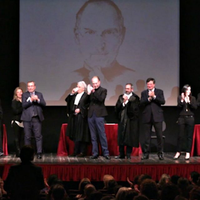 Processi alla storia, Steve Jobs imputato al teatro Manzoni di Milano: colpevole o innocente? Il verdetto lo decide il pubblico