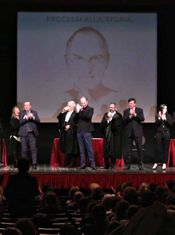 Copertina di Processi alla storia, Steve Jobs imputato al teatro Manzoni di Milano: colpevole o innocente? Il verdetto lo decide il pubblico