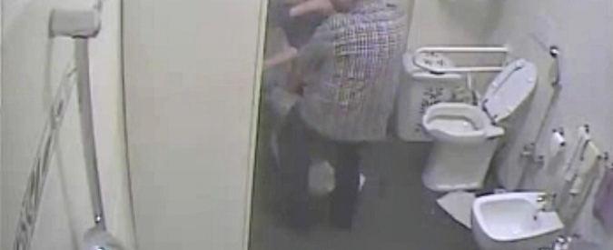 Copertina di Anziane maltrattate in casa famiglia, due arresti. Tra gli 85 e i 90 anni: legate, umiliate, lavate con acqua fredda