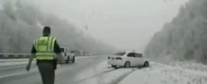 Copertina di Travolto alle spalle dall’auto in corsa. Neve manda il veicolo fuori strada e l’agente viene sparato in aria