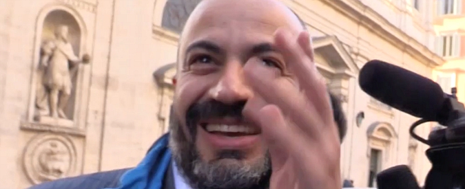 Copertina di M5s, Paragone: “Stiamo dialogando con tutti, non solo con la Lega. Ma non esiste altro premier se non Di Maio”