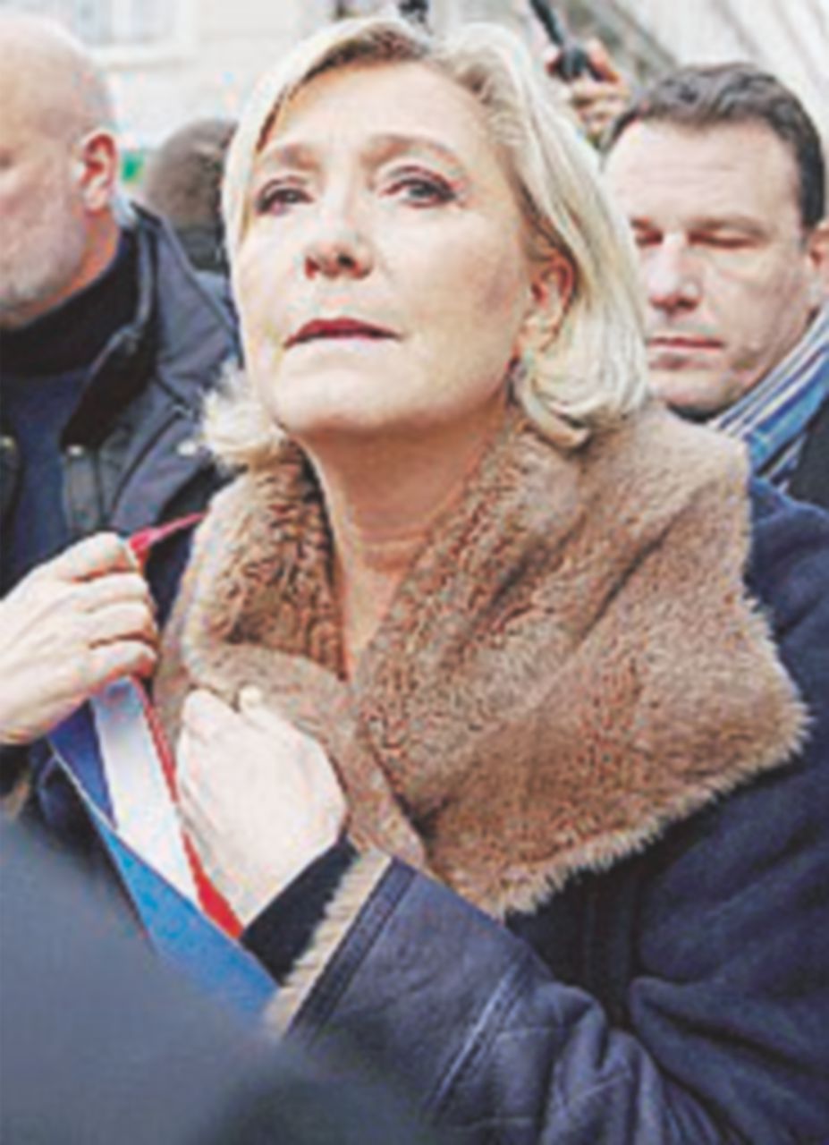 Copertina di Mélenchon e Le Pen cacciati dal corteo per l’ebrea uccisa