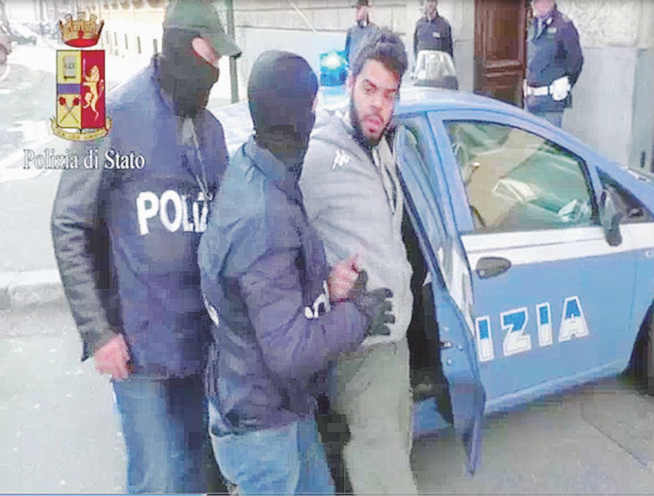 Copertina di “Traduceva l’Isis in italiano”. In cella 23enne: “È un onore”