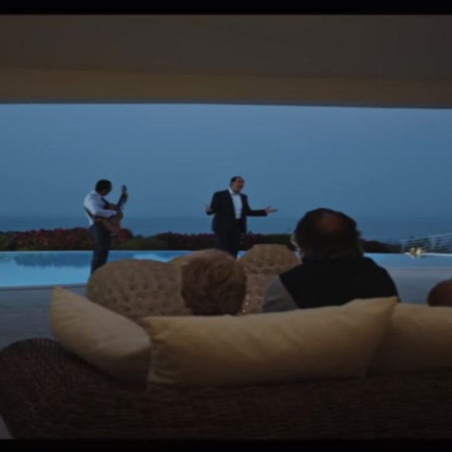 Loro, il primo trailer ufficiale del film di Sorrentino su Berlusconi. L’opera uscirà in due parti