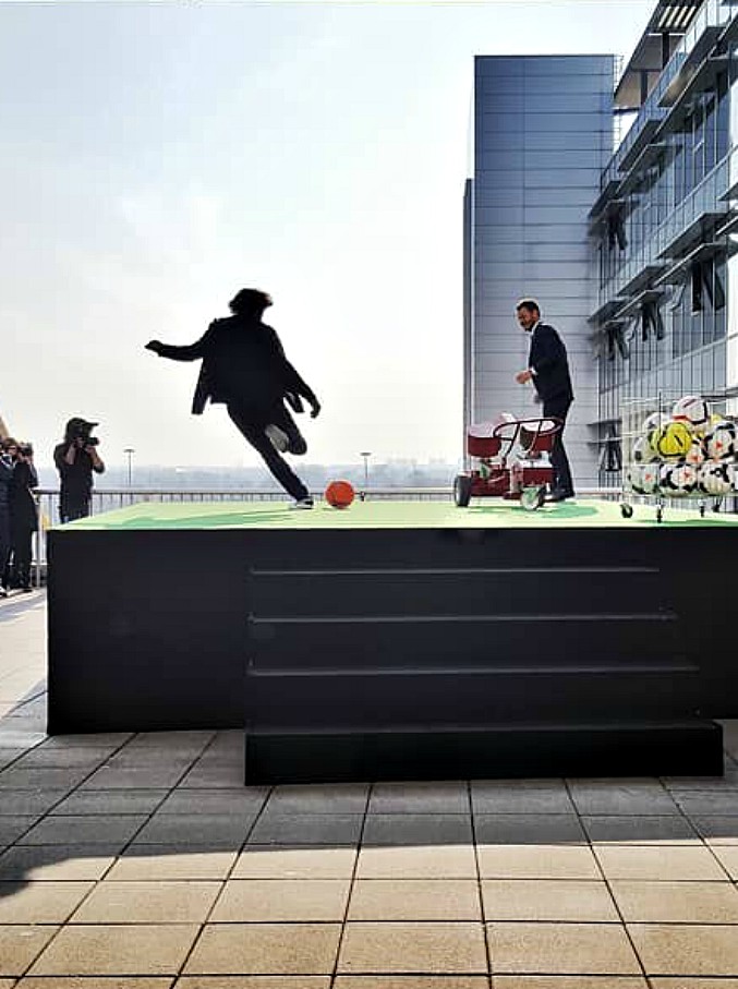 Copertina di Cattelan sfida Andrea Pirlo con lo sparapalloni, ma i piedi del fantasista non perdonano. La clip in anteprima