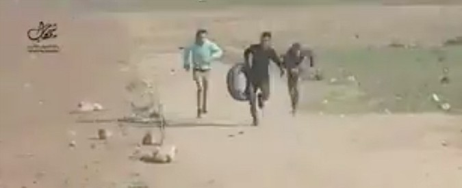Copertina di Gaza, cecchini israeliani sparano sul manifestante palestinese. Il video degli ultimi istanti di vita