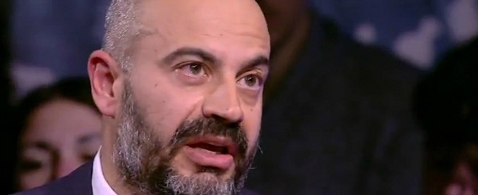 Copertina di Paragone (M5s): “Berlusconi? È prodotto scaduto, mi scoccerebbe votare la fiducia a esecutivo in cui c’è anche lui”