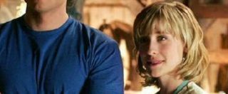 Copertina di Smallville, “Donne trasformate in schiave sessuali per una setta”: sotto accusa l’attrice Allison Mack, alias Chloe Sullivan