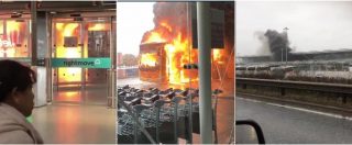 Copertina di Londra Stansted, il bus navetta prende fuoco davanti al terminal. Paura all’aeroporto delle low-cost