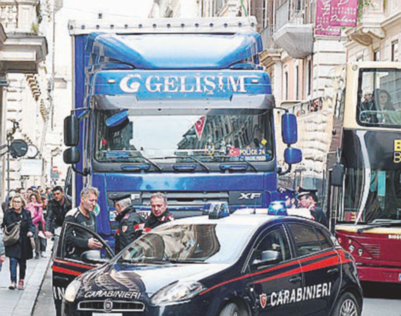 Roma, il tir turco arriva in via del Corso “bucando” la blindatura pasquale