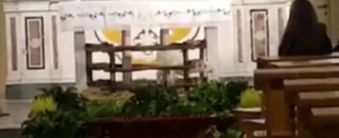 Copertina di Puglia, i lamenti dell’agnello legato sotto l’altare del santuario di Latiano. L’animalista Sidoli: “Maltrattamento”