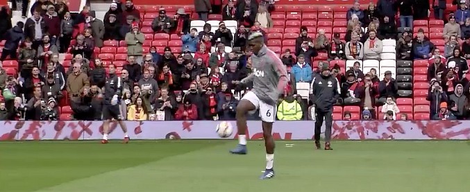 Copertina di Quando il riscaldamento è uno spettacolo. Palla incollata al piede e numeri da giocoliere per Pogba