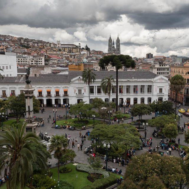 Reportage: Quito, tra dorati splendori coloniali, colorati “presepi” di Lego e festose kermesse popolari.