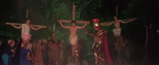 Copertina di Si scaglia sul centurione per salvare Gesù, il fuori programma durante la rappresentazione della Passione di Cristo