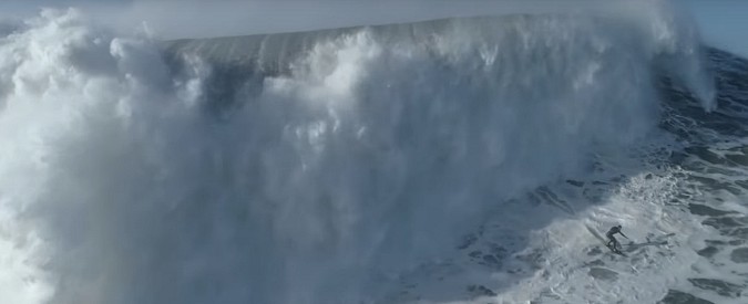 Copertina di Il surf a Praia do Norte è spettacolare, ma quando il drone incontra l’onda gigante…
