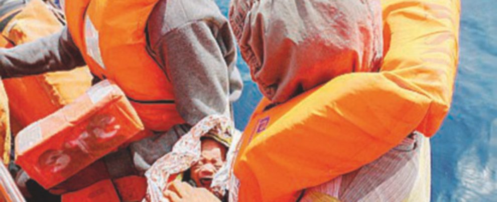 Le Ong e i libici incrociano un barcone: una trattativa “salva” bambini e malati Le Ong e i libici incrociano un barcone: una trattativa “salva” bambini e malati