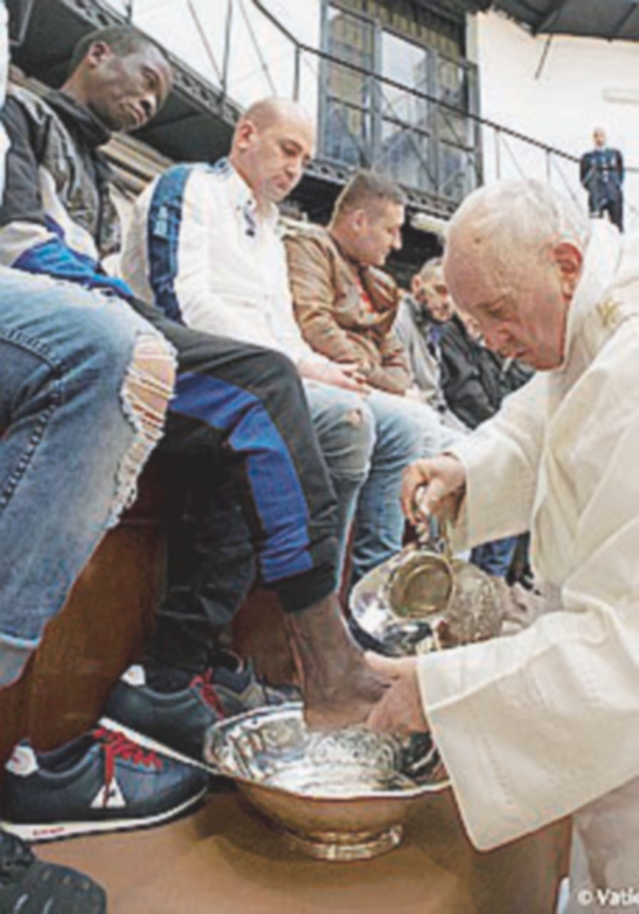 Il frate rifiuta di lavare i piedi agli immigrati. E i fedeli protestano Il frate rifiuta di lavare i piedi agli immigrati. E i fedeli protestano