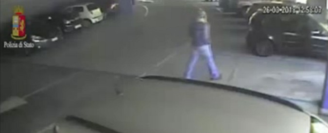 Copertina di Como, vigile del fuoco brucia l’auto dell’ex compagna. Arrestato per atti persecutori