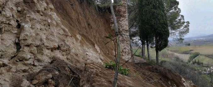 Copertina di Siena, crolla tratto delle mura medievali di San Gimignano. Sindaco: “Siamo sconvolti” – FOTO