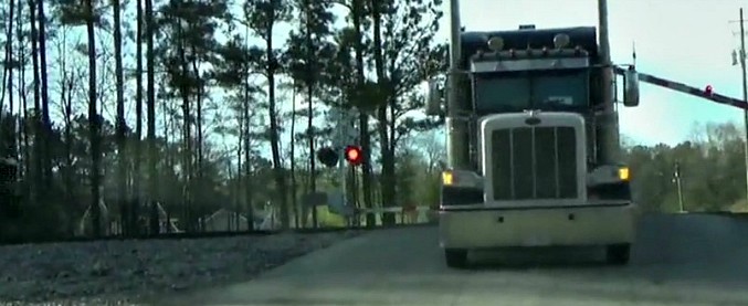 Copertina di Il camion è bloccato sui binari, ma il treno non riesce a fermarsi in tempo. L’incidente è spaventoso