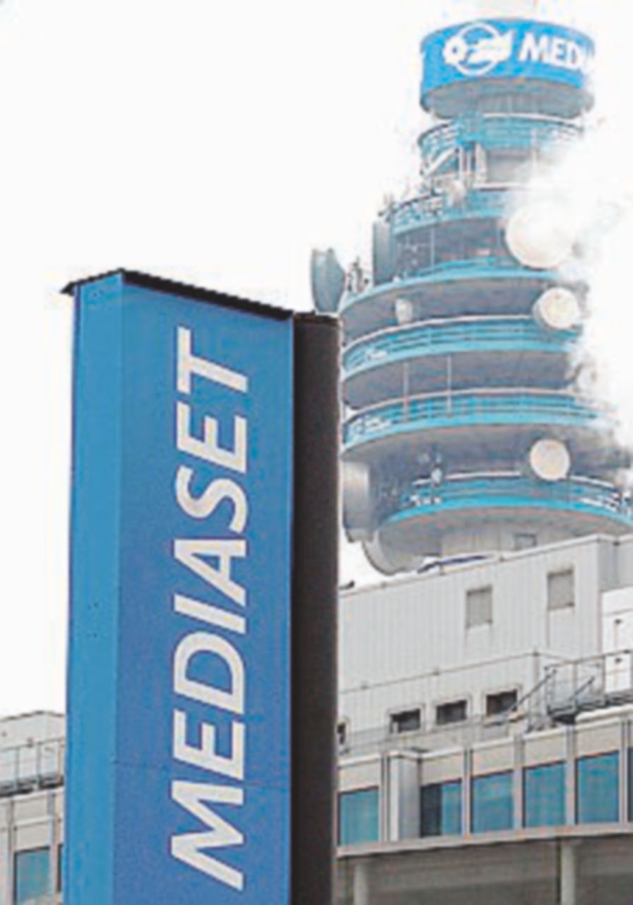 Mediaset può sfilarsi dall’asta per i diritti calcio: panico in Lega Mediaset può sfilarsi dall’asta per i diritti calcio: panico in Lega