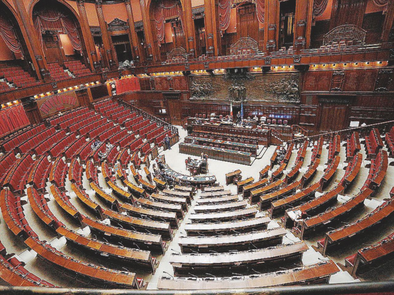 Desolazione - L’aula deserta di Montecitorio: per evitare che lo sia pure nei giorni di lavoro arriva l’idea leghista - Ansa Stipendio legato alle presenze: 40 euro al mese per Angelucci, Ghedini & C.