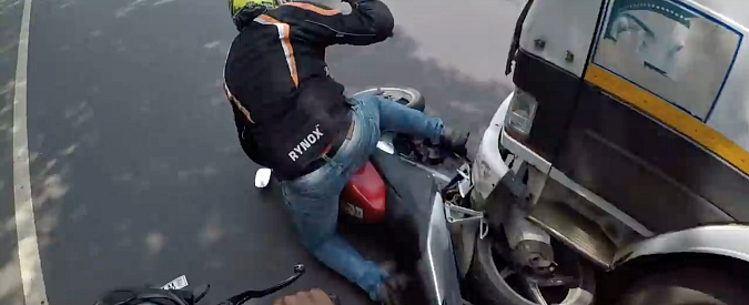 Copertina di Il camion fa la barba alla moto e i centauri si vendicano spaccando lo specchietto. Ma poi tutto va storto