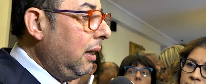 Copertina di Crimi presidente commissione speciale, protesta il Pd. Pittella: “Metodo acchiappatutto inaccettabile”