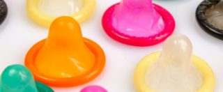 Copertina di Condom Snorting Challenge, “sniffare il preservativo” diventa (di nuovo) follia virale: “I ragazzi fanno di tutto per un like”