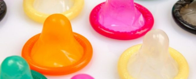 Condom Snorting Challenge, “sniffare il preservativo” diventa (di nuovo) follia virale: “I ragazzi fanno di tutto per un like”