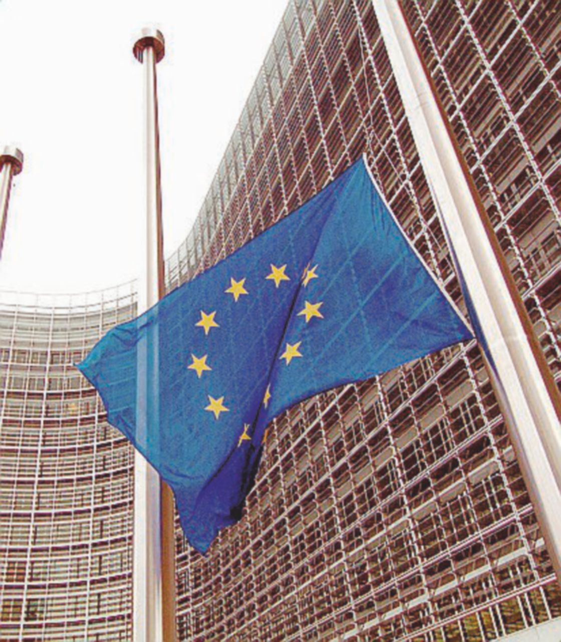 Cara austerità - La bandiera dell’Ue fuori dalla sede della Commissione europea a Bruxelles - Ansa Il M5S fa l’europeista (come i democratici e B.), la Lega no