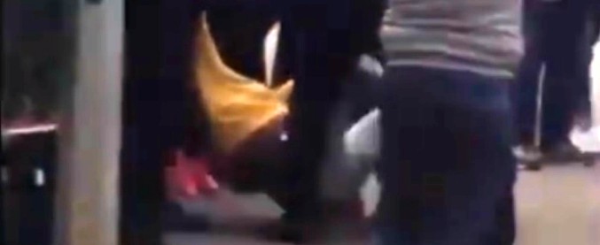 Migranti, polizia francese trascina fuori da un treno una donna incinta proveniente da Ventimiglia