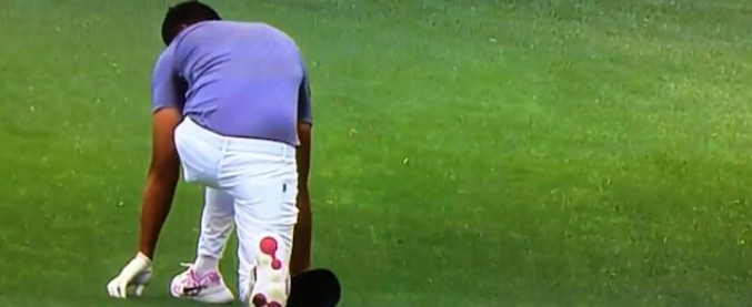 Copertina di La palla va in buca al primo colpo e il golfista si lascia andare all’entusiasmo. Ma il finale è doloroso