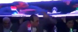 Copertina di Stanchi di sentir parlare i politici? In Egitto il dibattito elettorale si interrompe a colpi di teleschermi giganti: che botta!
