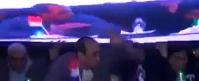 Copertina di Stanchi di sentir parlare i politici? In Egitto il dibattito elettorale si interrompe a colpi di teleschermi giganti: che botta!