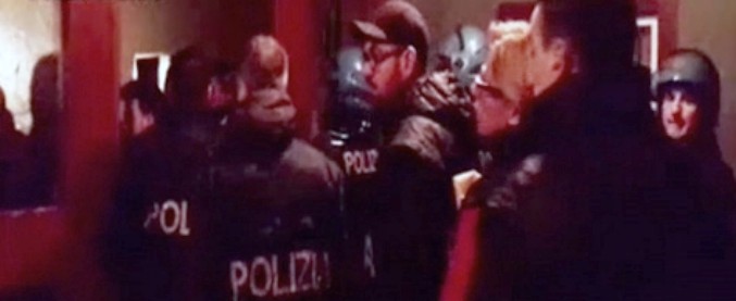 Copertina di Milano, sgomberato il palazzo occupato di via Cavezzale: l’irruzione degli agenti all’alba