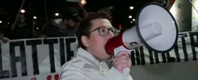 Copertina di Torino, presidio CasaPound contro l’ex Moi: “Negozi chiusi per colpa del degrado. Sgombero immediato”