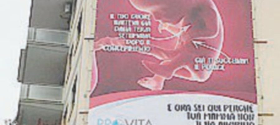 Manifesto anti-aborto a Roma. Le proteste: “Rimuovetelo subito” Manifesto anti-aborto a Roma. Le proteste: “Rimuovetelo subito”