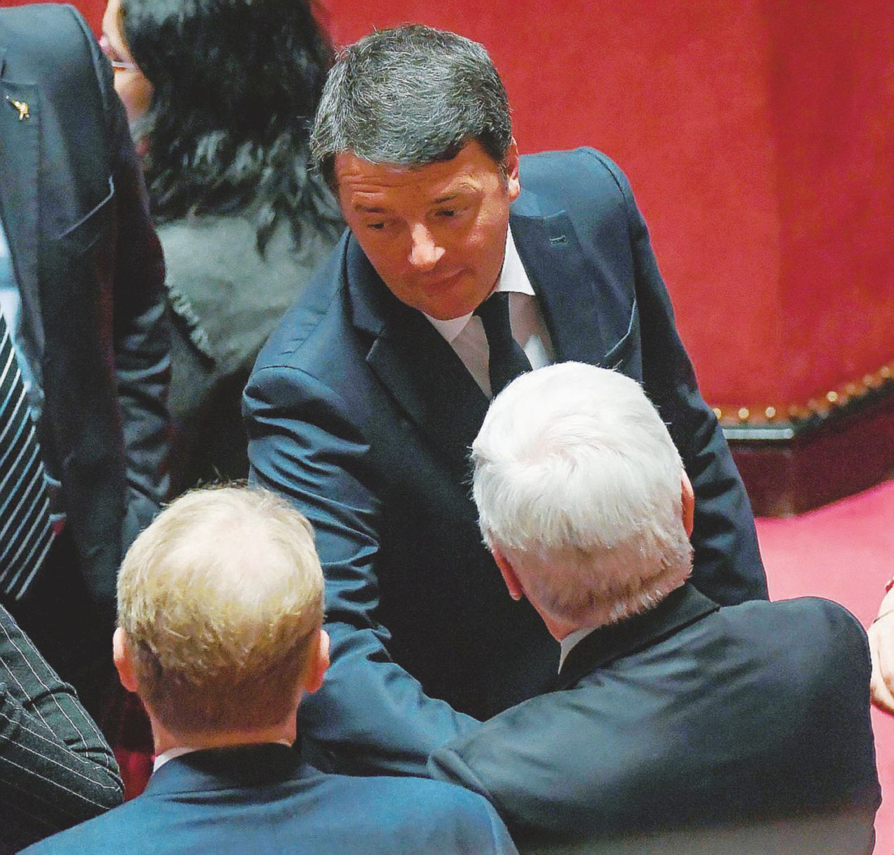 Dialogo tra sconfitti - Il pd Matteo Renzi e Paolo Romani (Forza Italia) alla prima seduta del Senato - Ansa Riunioni segrete (in azienda) Renzi pensa al congresso ora