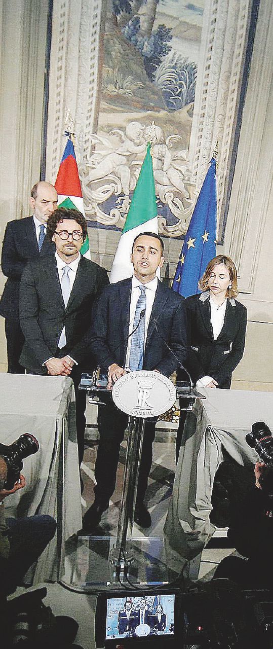 A piedi - Anche Di Maio (come tutti dopo Fico) è andato a piedi al Colle - Ansa Di Maio, segnale al Caimano “Niente di personale con lui”
