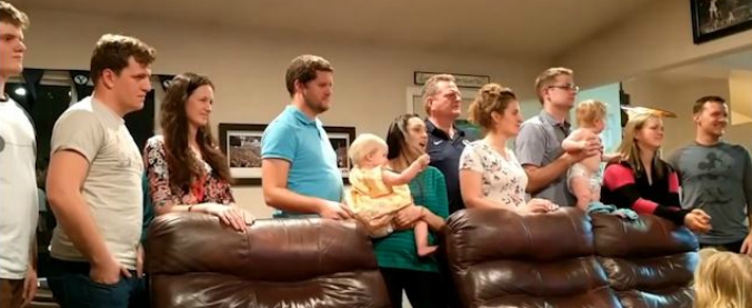 Copertina di Altro che talent! Le doti canore di questa famiglia sbalordiscono tutti, l’esibizione casalinga diventa virale