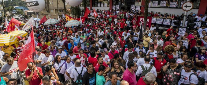 Brasile, Lula non si consegna alla polizia: è chiuso nella sede di un sindacato. Folla di manifestanti gli fa da scudo