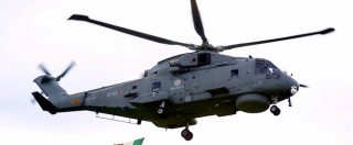 Copertina di Cade in mare elicottero della Marina: morto uno dei 5 membri dell’equipaggio