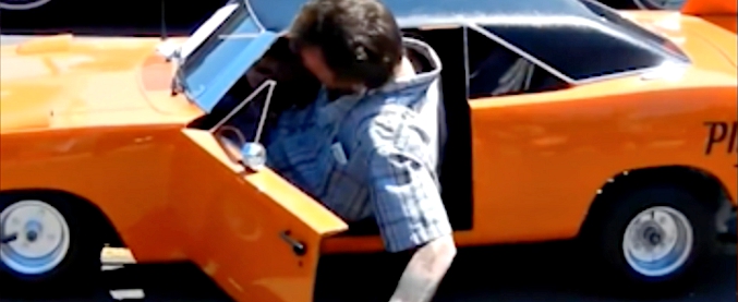 Copertina di Aiuto, mi si è ristretta la Plymouth! Il “gigante” scende dall’auto tra lo stupore degli appassionati